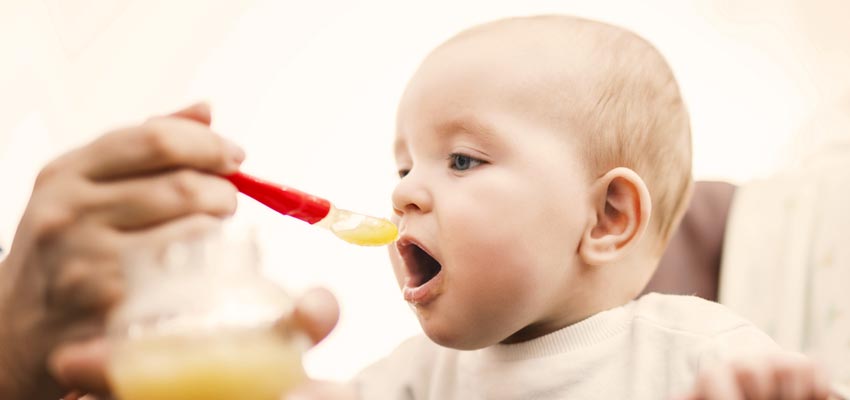 Il bambino viene nutrito